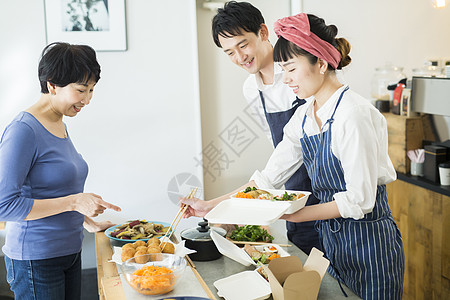 午餐练习午餐盒在咖啡馆工作的员工和客户食品业务图片