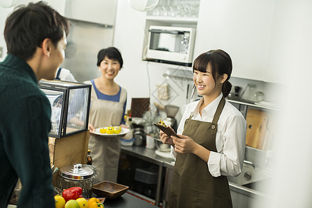 女生日本人五十多岁在咖啡馆工作的男人和妇女食物事务图片