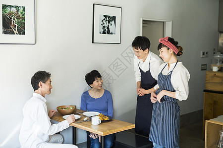男子人物稻米在咖啡馆工作的员工和客户食品业务图片