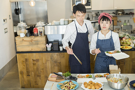 商务销售咖啡卖午餐盒食物事务的已婚夫妇图片