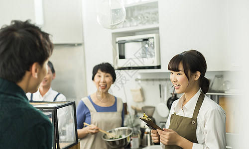 菜肴3人熟的在咖啡馆工作的男人和妇女食物事务图片