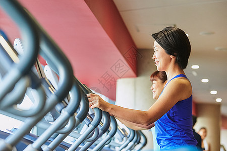 中年训练人类在健身房锻炼的妇女图片