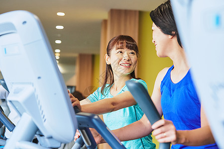 行走健康数量的损失在健身房锻炼的妇女图片
