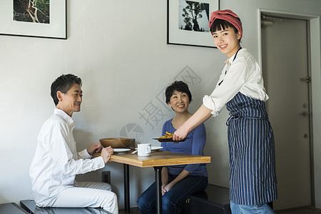 流行招待亚洲在咖啡馆工作的员工和客户食品业务图片