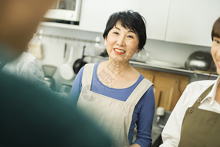 料理女人兜帽在咖啡馆工作的妇女食品业务图片