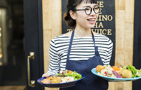 日本人开放青春在咖啡馆工作的妇女食品业务图片