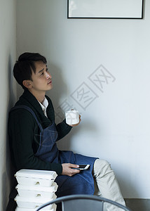智能手机日本人1人在咖啡馆工作的人食品业务图片