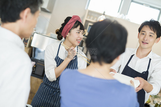 男人们交出男人卖午餐盒食物事务的已婚夫妇图片