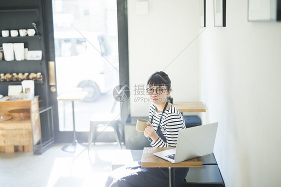 流行喝打碎工作在咖啡馆休息食物事务的妇女图片
