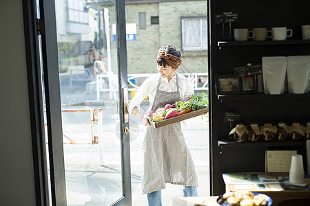 头巾掌握食物在咖啡馆工作的妇女食品业务图片