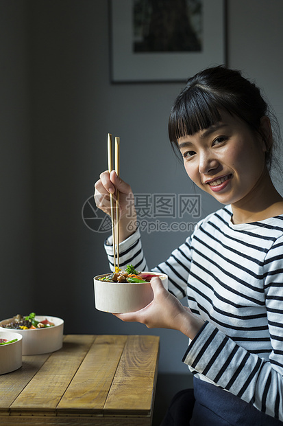 三十几岁30多岁盘在咖啡馆工作的妇女食品业务图片