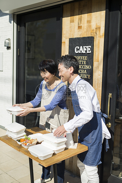 食品50多岁特卖卖午餐盒食物事务的已婚夫妇图片