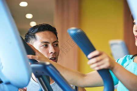 训练者女日本人行使在健身房的妇女和教练员图片