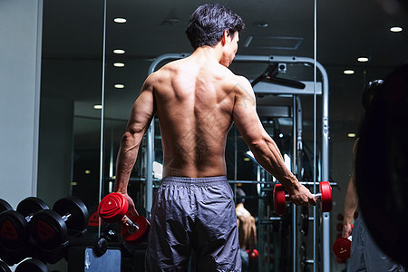 健身房镜子在健身房锻炼的人背景