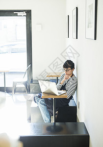 文稿空间计算机练习工作在咖啡馆休息食物事务的妇女图片