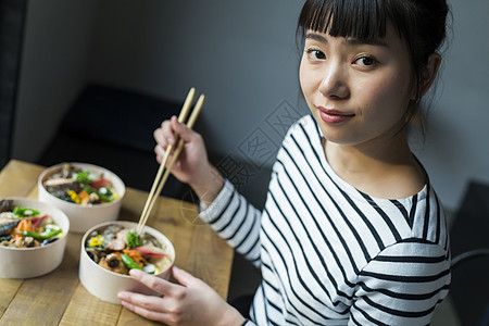 在餐厅工作的妇女图片