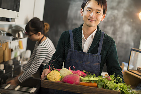 在餐厅工作的夫妇图片