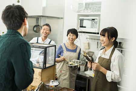 在餐厅工作的一家人图片