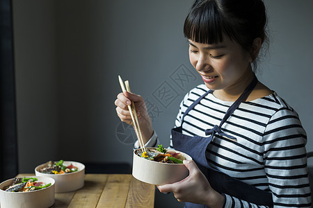 店主在咖啡馆吃午餐图片