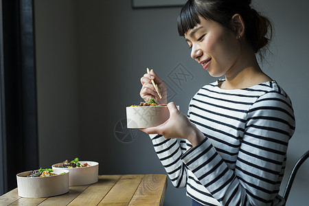 吃美食的年轻女性图片