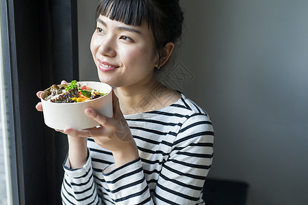 吃美食的年轻女性图片