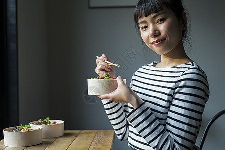 吃美食的年轻女性图片