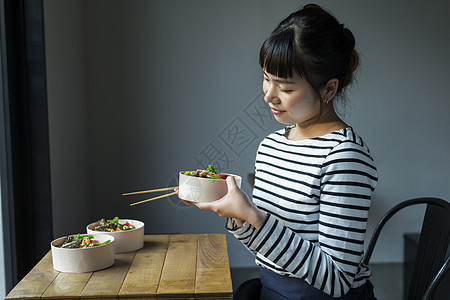 吃美食的年轻女性图片