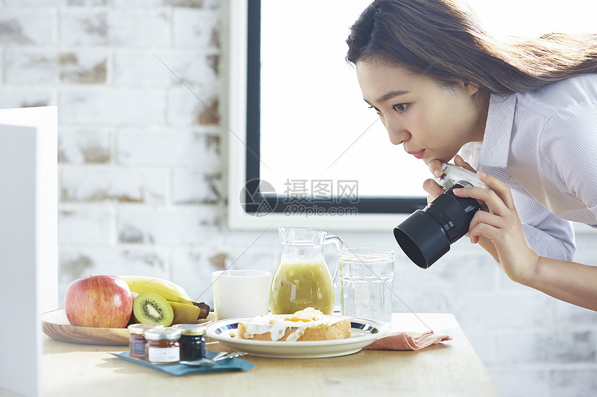 穿着白衬衫的俊俏都市白领图片