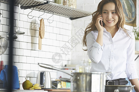 自制早餐打电话的职业女性图片