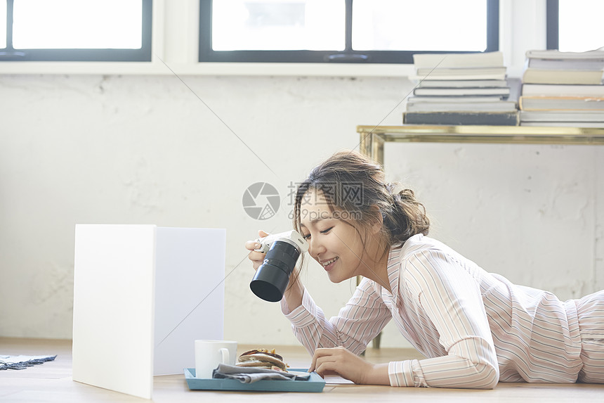 拍摄美食的居家美女图片