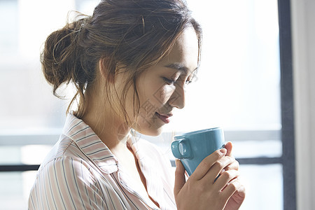 年轻居家美女喝下午茶图片