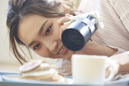 年轻居家美女拍照图片