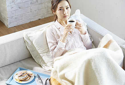 年轻居家美女喝下午茶图片素材