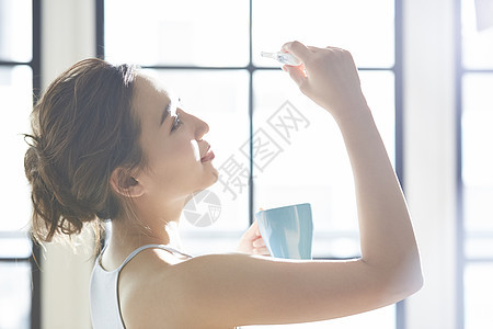 亚洲人咖啡高兴自我管理的女人图片