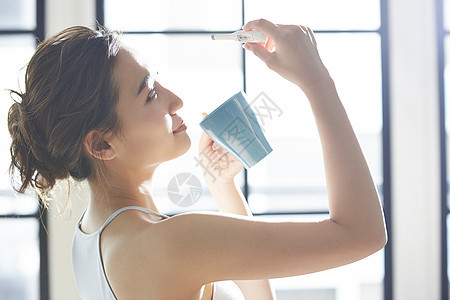 提神住宅的亚洲自我管理的女人图片