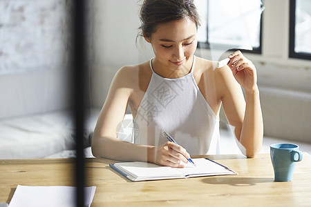 青年明亮医学美容自我管理的女人图片