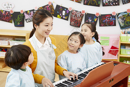 看门人年轻女子坚定的凝视幼儿园孩子老师韩语图片