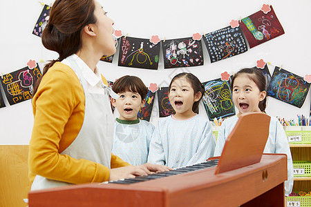 幼儿园老师教小朋友唱歌图片