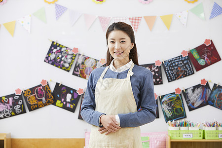 煽动让开坚定的凝视幼儿园女孩老师韩语图片