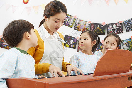 幼儿园女老师给小朋友弹钢琴图片