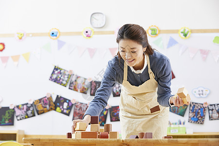 上身下垂校舍幼儿园女孩老师韩语图片