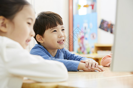 成年女子幼儿园的老师在带着学生们画画图片