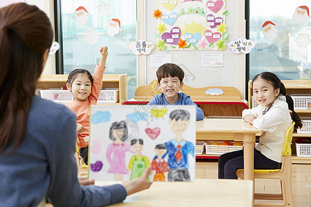 幼儿园的老师在带着学生们画画图片