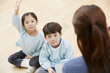 幼儿园的老师在带着学生们上课玩耍图片