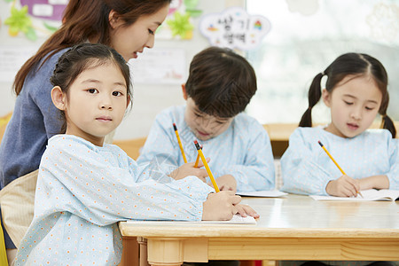 幼儿园的老师在带着学生们上课玩耍图片