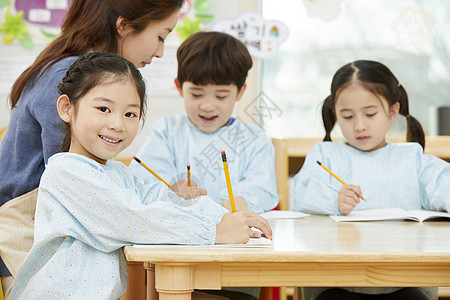 幼儿园的老师在带着学生们上课玩耍图片