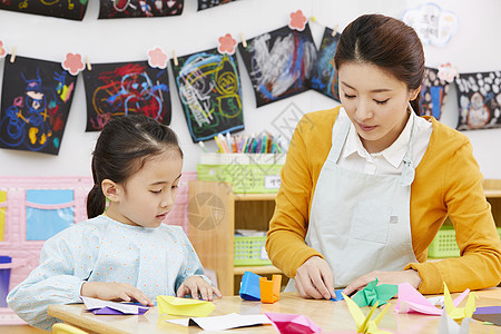 幼儿园的老师在带着学生们上课玩耍图片