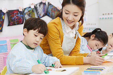 幼儿园的老师在带着学生们上课玩耍图片