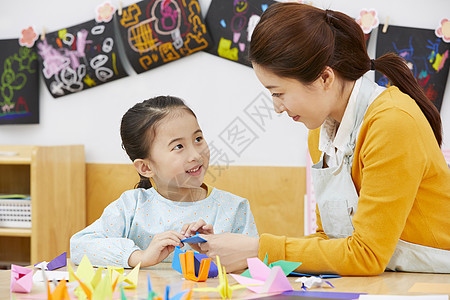 幼儿园的老师在带着学生们上课玩耍图片