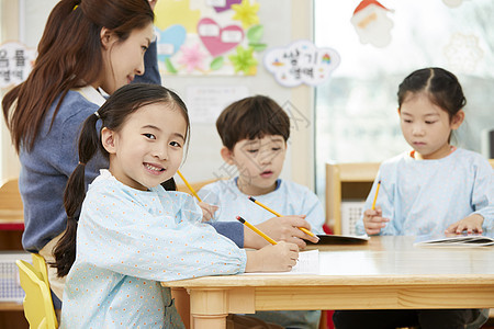 幼儿园老师教小朋友写字图片